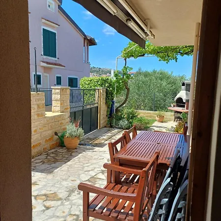 Apartmaji Mia, Otok *