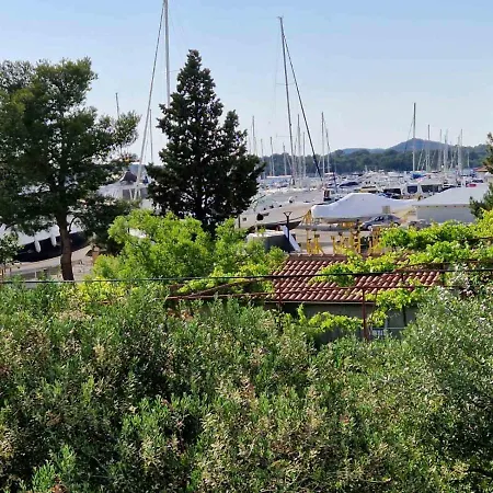 Apartmaji Mia, Otok *