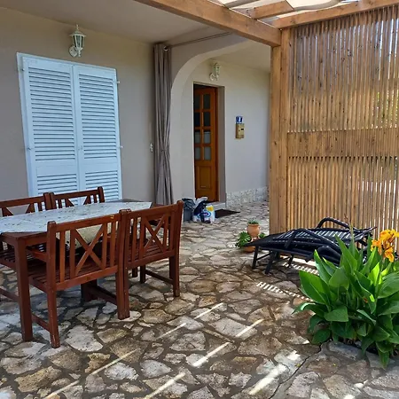 Apartmaji Mia, Otok דירה מורטר