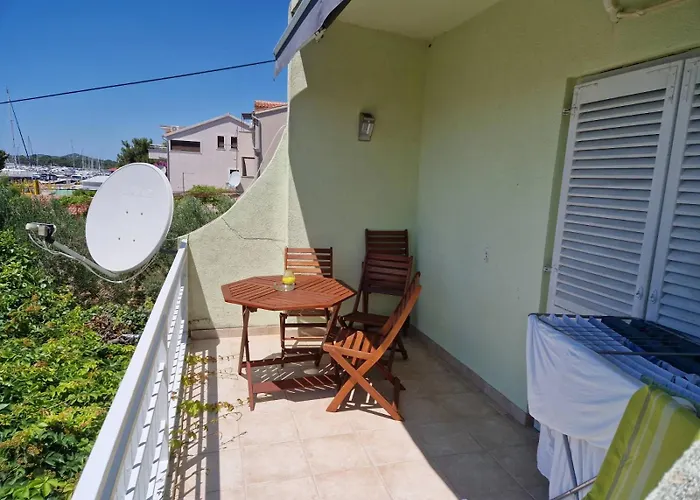 Apartmaji Mia, Otok דירה